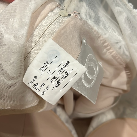 Justin Alexander Wedding Dress. Size 14, fitted to approx size 8-10US, 36E bust - Picture 7 of 8